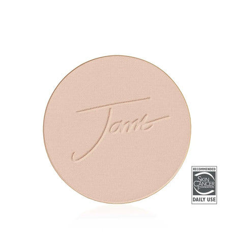 Mineralfoundation refill i nyansen Satin, svart dosa med rund pulverprodukt, vit bakgrund.