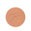Ett runt bronzing-puder. Pudret har en varm, gyllene ton. Bilden har bra kontrast och visar tydligt pudrets struktur.