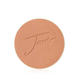 Ett runt bronzing-puder. Pudret har en varm, gyllene ton. Bilden har bra kontrast och visar tydligt pudrets struktur.