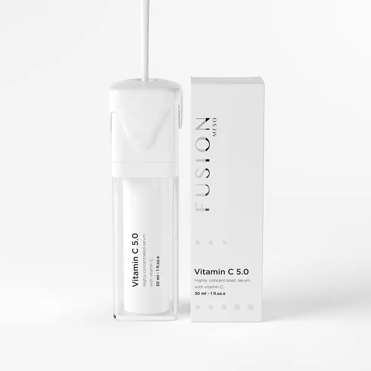 Vit flaska med svart text, stående på ljus bakgrund – ett serum som främjar kollagenproduktionen och ger jämn hudton.