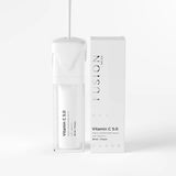 Vit flaska med svart text, stående på ljus bakgrund – ett serum som främjar kollagenproduktionen och ger jämn hudton.